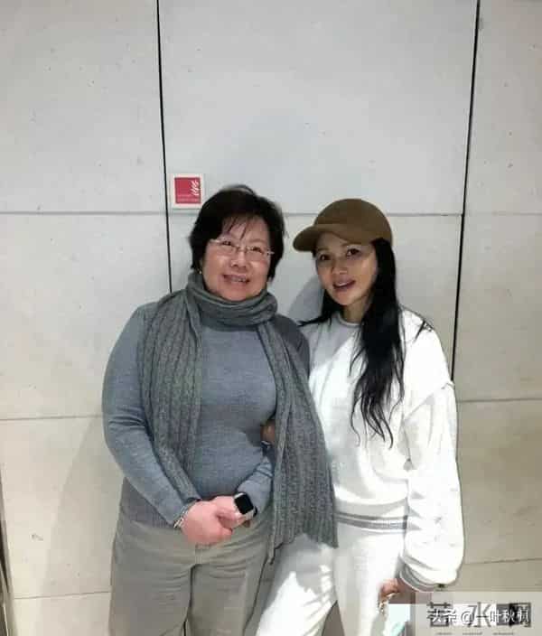 57岁伊能静在英国被偶遇，淡妆出镜，网友-我以为是旁边的老奶奶