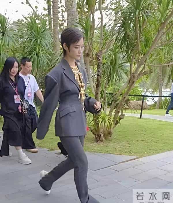 偶遇李宇春,大金项链,特别亮眼,穿得特别酷