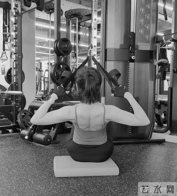 43岁孙艺珍晒撸铁照 腰臀比0.5 狂练背 爱穿露背礼服 身材好但脸很垮