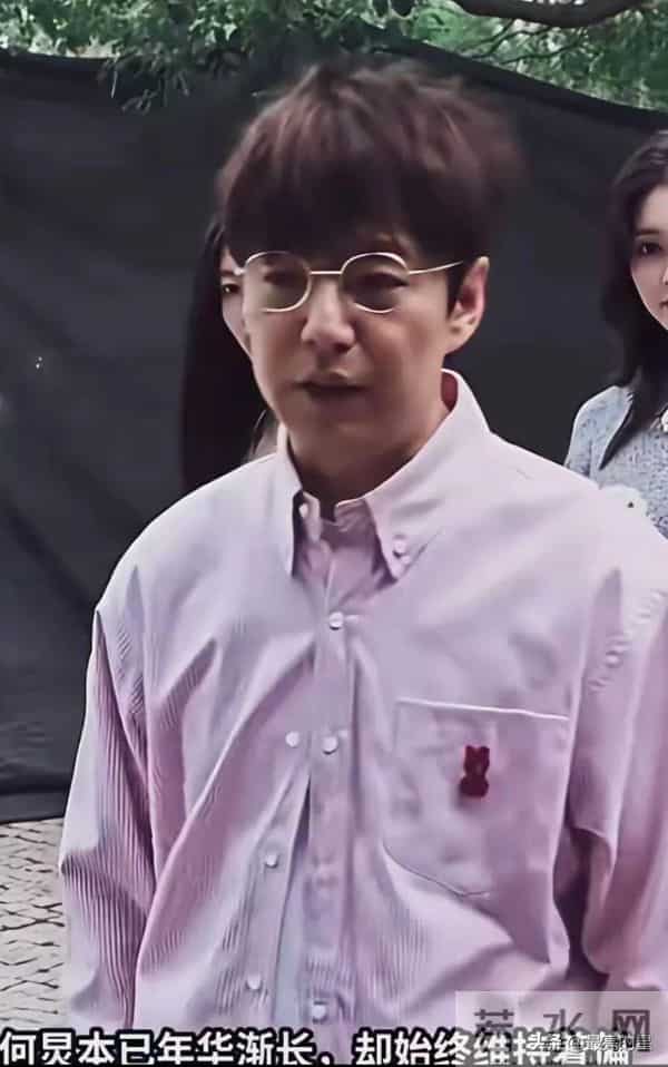 路人视角下的何炅老师，体型发福了不少，吃胖了，状态很不错