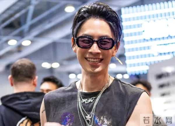 47岁吴建豪暴瘦：1米8只剩100斤，初代男神的陨落背后藏着什么？