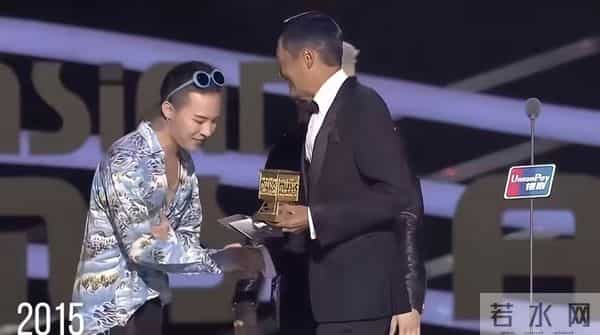 权志龙晒与周润发夫妇合照,林建岳及小女友也在,李洙赫帅得突出