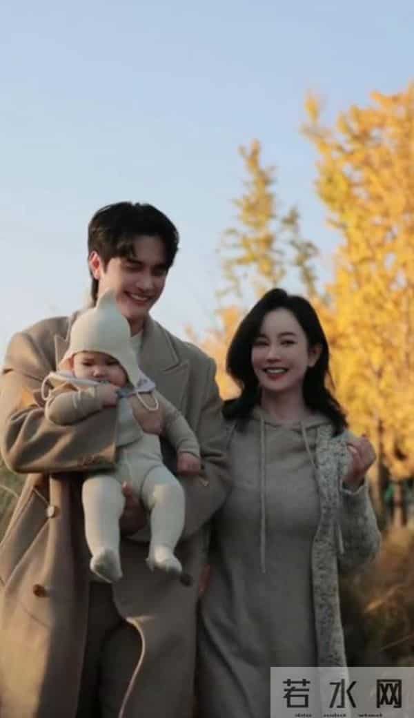 张檬和老公带儿子赏秋!8个月Dylan还在喝母乳,上围傲人气质更美