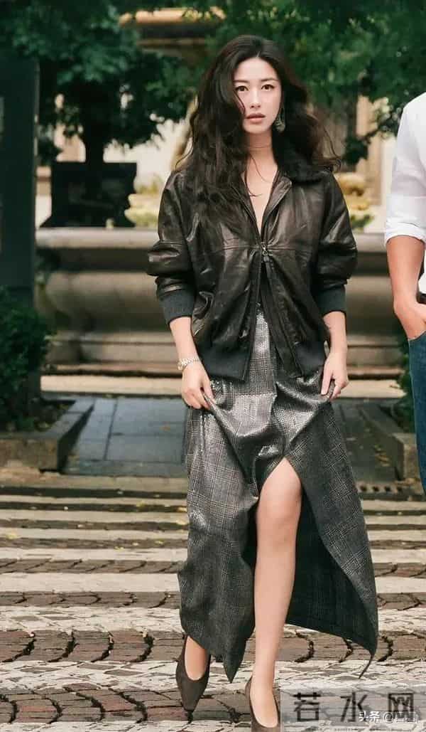 朱珠穿衣太“放纵” 真空穿夹克 拉链在中间露肤 一般人真不敢