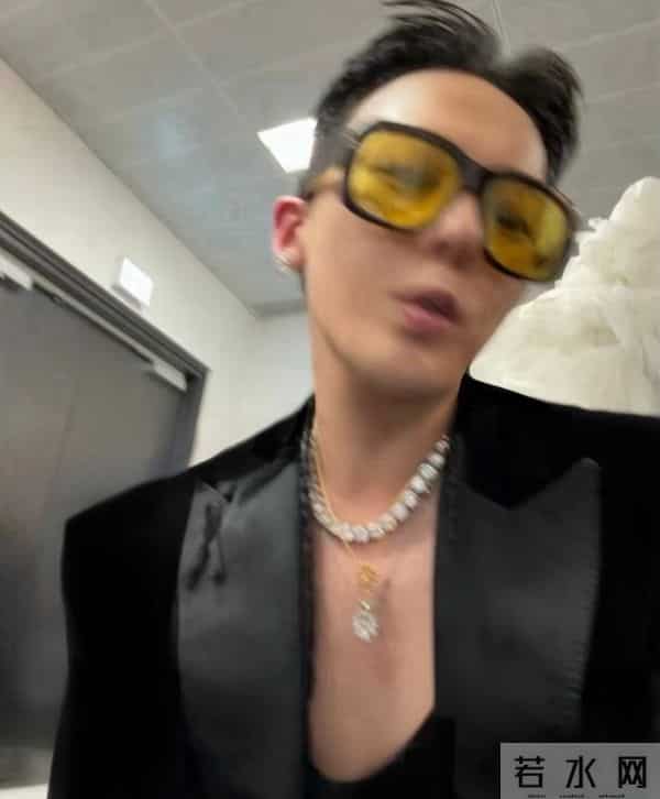 权志龙晒与周润发夫妇合照,林建岳及小女友也在,李洙赫帅得突出