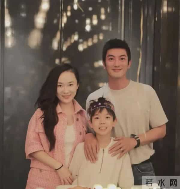 霍思燕夫妇出国旅行，穿40w皮草胖160斤很富态，杜江拎狗包像助理