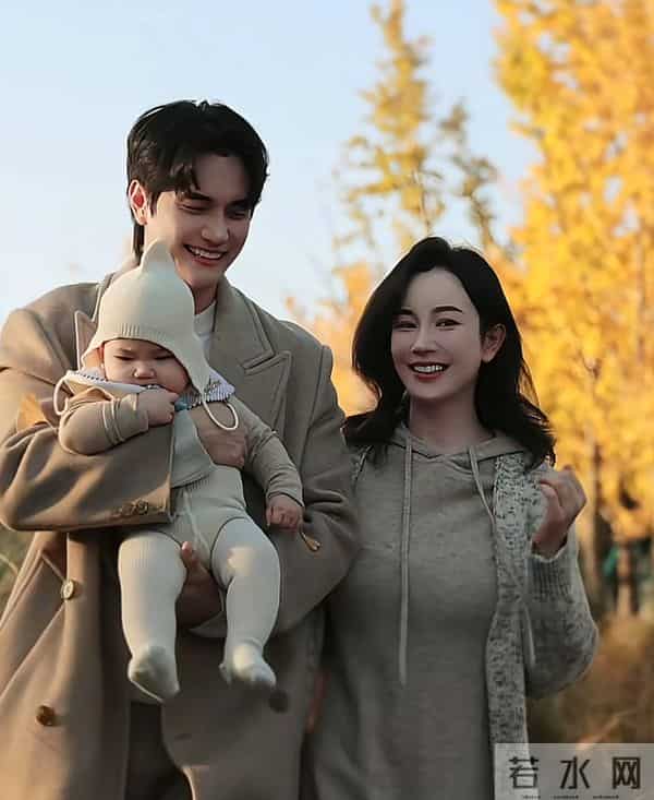 张檬一家三口赏秋，产后喂母乳胸围大了一圈，Dylan肉腿养得真壮