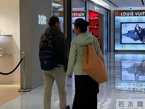 57岁江珊现状曝光！脸垮嘴斜，满头白发，一代女神终是迟暮