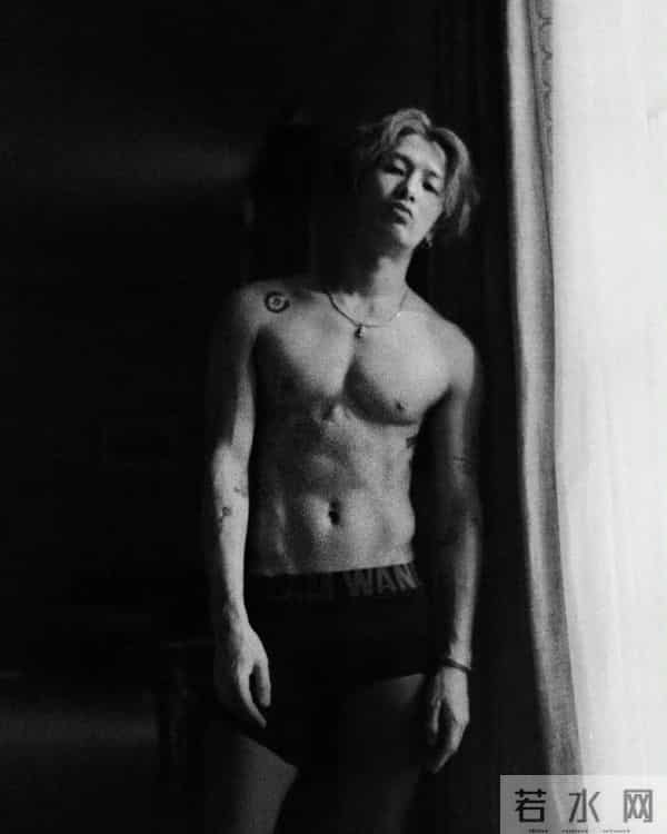 王嘉尔 一组时装周出发前记录