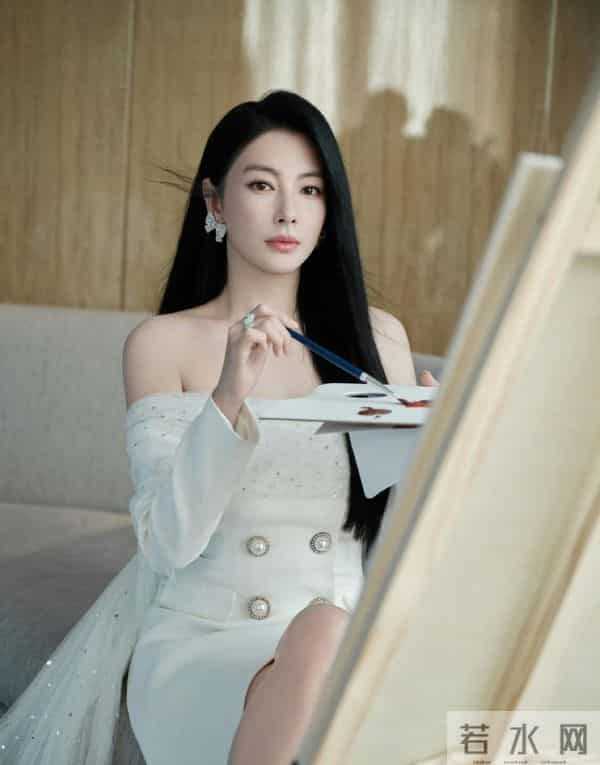 张雨绮怎么又火了，还不是因为那个大胆的抹胸直接封神了