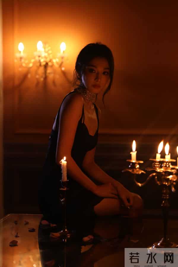 谁能拒绝这样的彭小苒！裸全背造型又纯又欲，