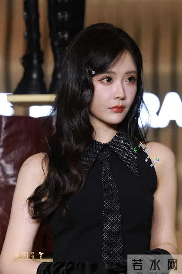 王艺瑾黑丝短靴穿搭出席活动美照