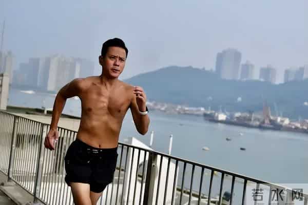 前TVB演员内地发展被嘲死茄喱啡,罕晒26年前结婚照感谢太太包容