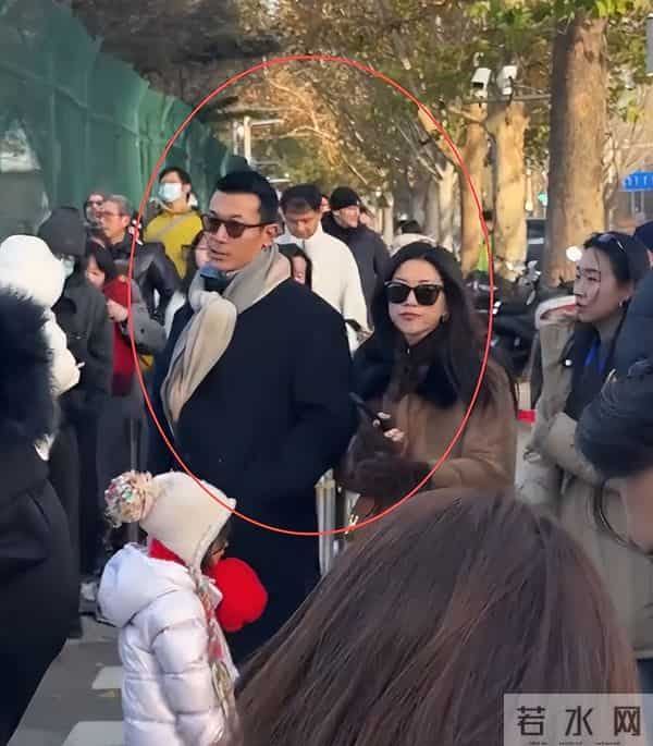 朱珠一家德国逛街，穿貂皮臃肿显土气，挤兑老公被网友怒喷