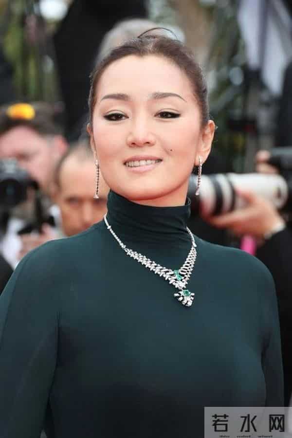 59岁巩俐现状令人感慨，白发皱纹显苍老，给“丁克”们提了个醒