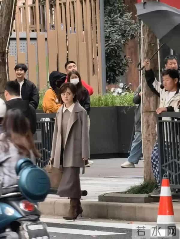 万万没想到42岁孙俪马路边被偶遇，真人又白又瘦，烫了卷发很时髦