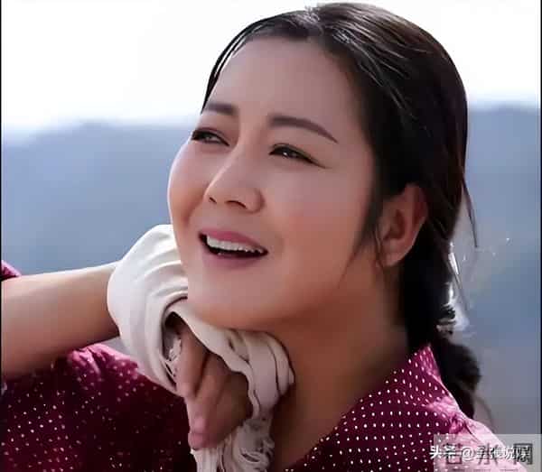 国家一级演员王茜华:45岁高龄为小丈夫生儿子,她后悔了吗?