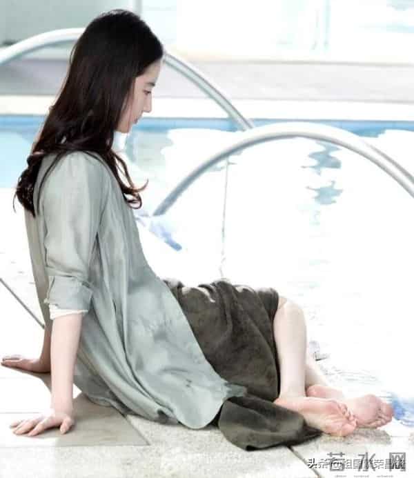 刘亦菲穿肉丝袜现身