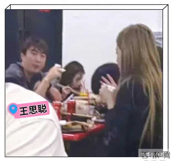 王思聪与懒懒新加坡喝田鸡粥被偶遇，网友：像乔杉和金晨在吃饭