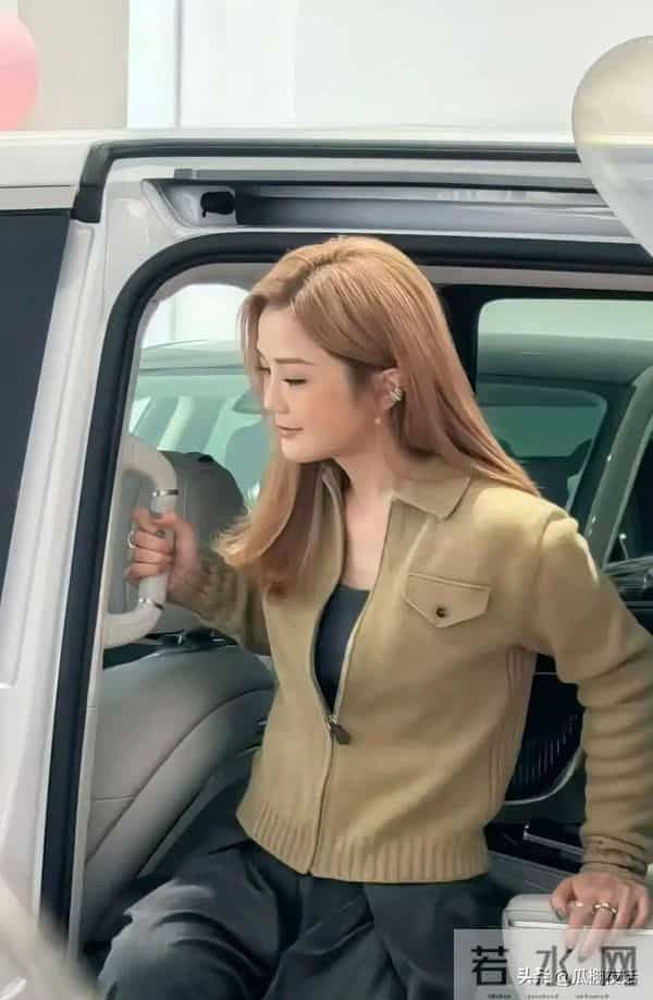 蔡卓妍低调现身广东4S店,购买46万豪车,与小男友热恋中,很幸福