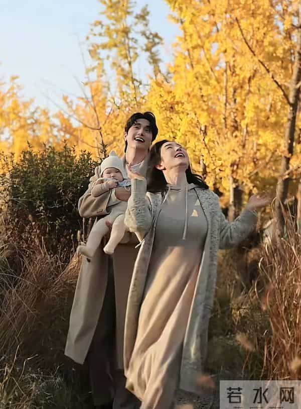 张檬一家三口赏秋，产后喂母乳胸围大了一圈，Dylan肉腿养得真壮