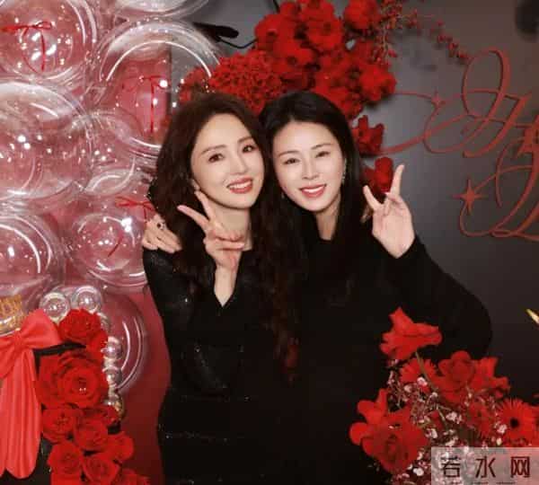 董璇带娃现身艺术展，关悦女强人打扮脸肿嘴歪，佟大为靠边站油腻