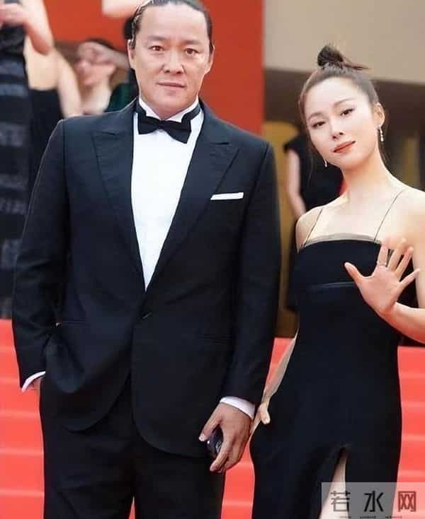 江一燕温州街头被偶遇,穿短裙腿被冻到黑紫,脸馒化到差点认不出