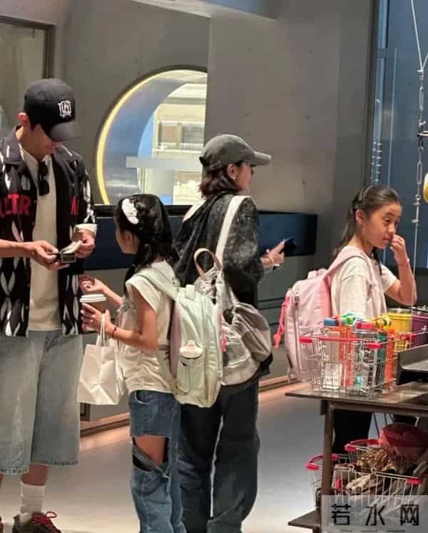 贾静雯一家成都逛街，50岁像30岁，咘咘天生高颅顶，但没波妞可爱