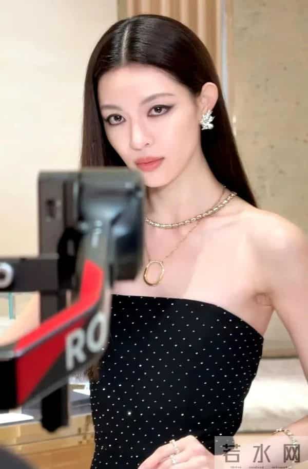 蒂芙尼活动上46岁章子怡骤显衰老，肌肤浮肿骨感干瘪，面相大变