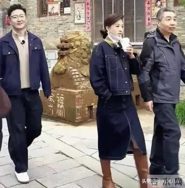 46岁主持人张蕾逛街,相貌出众,真人比电视上的好看