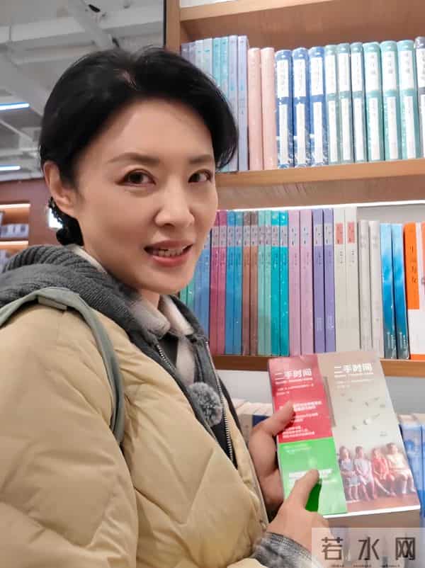 周涛书店打卡,浅米色棉服配低马尾,知性温婉尽显优雅气质