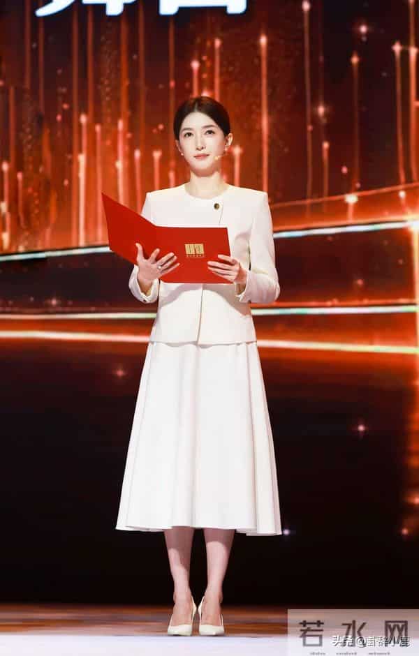 江疏影出席上戏80周年校庆,优雅又端庄,妥妥的白月光女神!