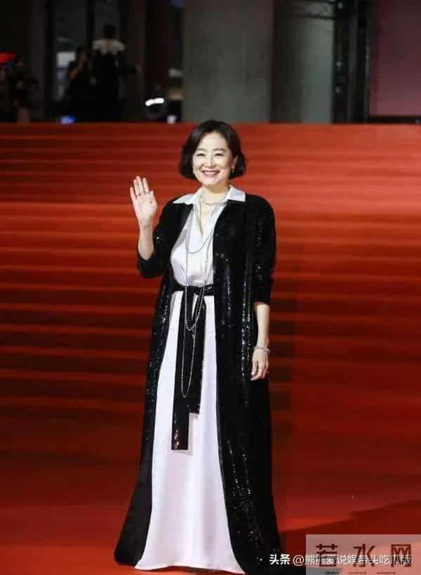 70岁林青霞剪了波波头大回春!穿亮片开衫+衬衫裙,美出新高度!