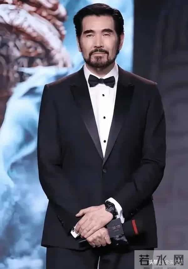 费翔在英国独居