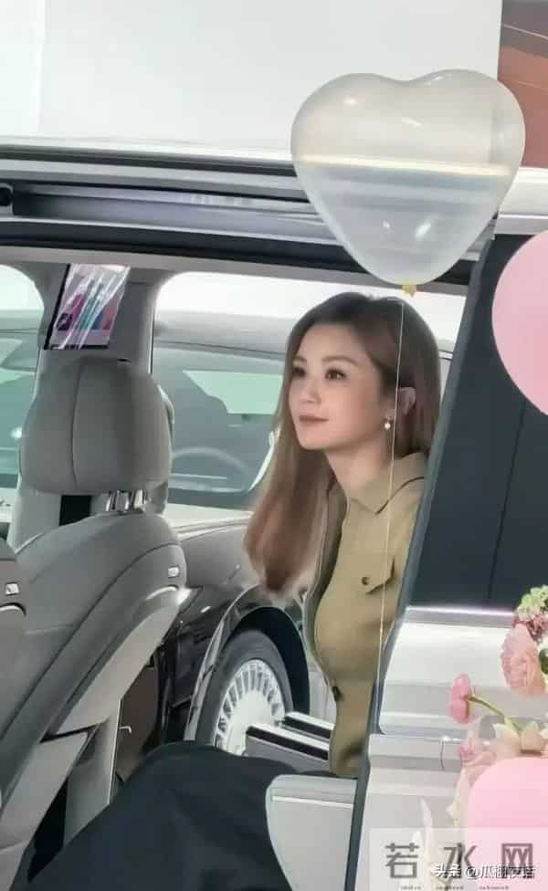 蔡卓妍低调现身广东4S店,购买46万豪车,与小男友热恋中,很幸福