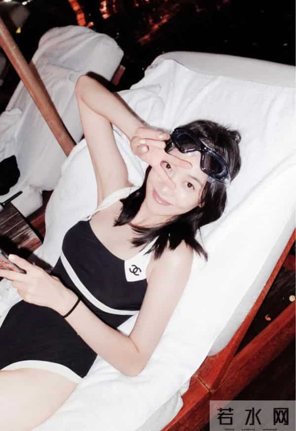 宋茜 黑色泳装照,大长腿光脚丫真的太美了