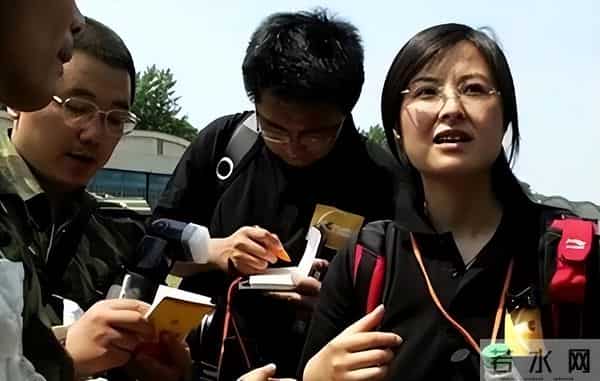 她曾是央视一枝花，低调嫁大18岁李铁为妻，如今52岁已满头白发