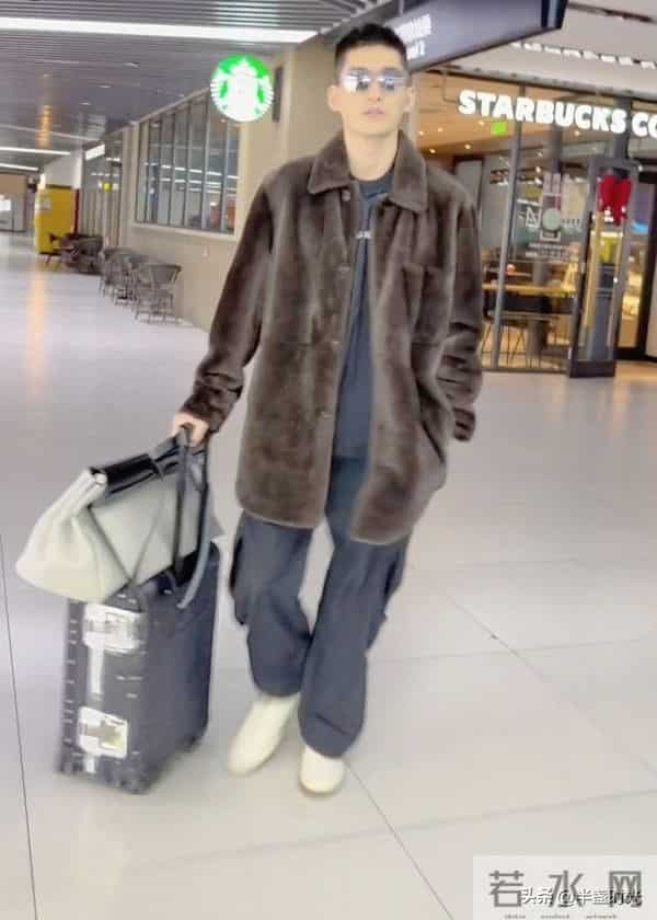 41岁张翰在机场被偶遇，他穿着绒毛大衣，身材修长，眼镜泛光 帅气