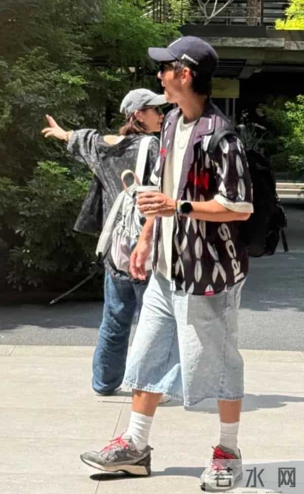 贾静雯一家成都逛街，50岁像30岁，咘咘天生高颅顶，但没波妞可爱