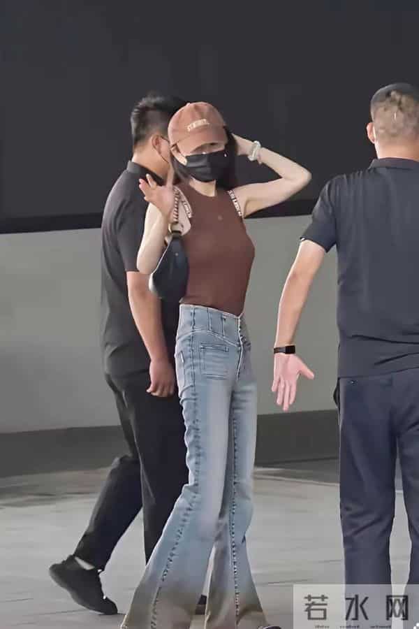 杨幂行走的衣服架子,大长腿太抢镜啦!