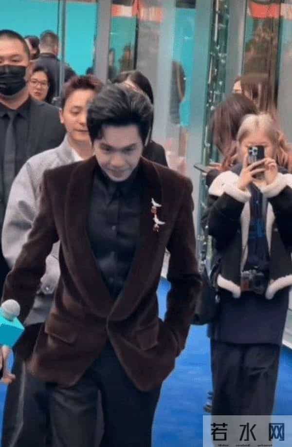 蒂芙尼活动上46岁章子怡骤显衰老，肌肤浮肿骨感干瘪，面相大变