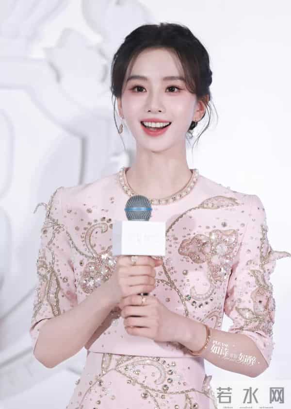 刘诗诗穿粉裙白到发光！南京活动生图曝光，这状态哪像38岁的人？