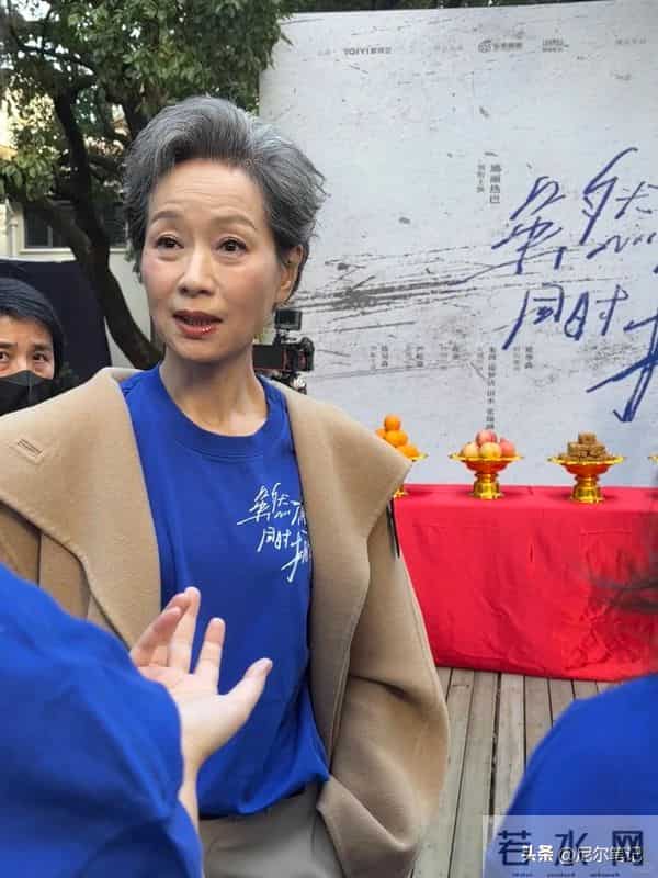 看了赵雅芝全家福，再看拼命赚钱的叶童，才知两人的差距早已明显