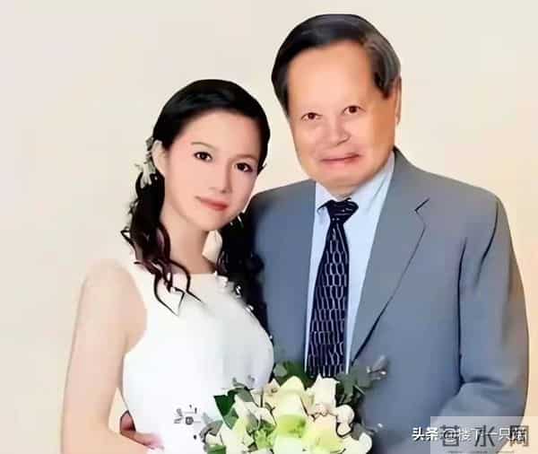 杨振宁去世46天后 翁帆首次公开露面 素颜穿黑衣面带笑容 陪妈妈看展