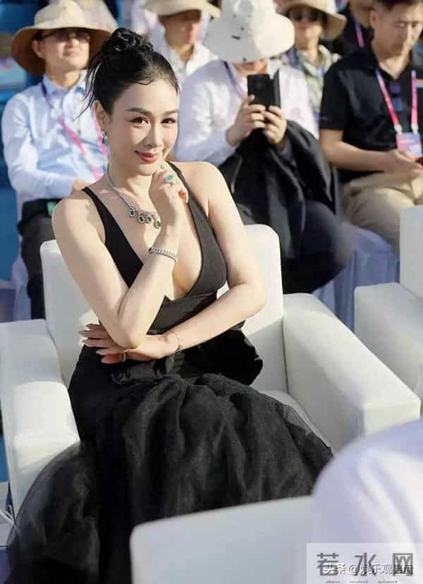 钟丽缇穿透视裙上热搜,54岁还这么敢穿,到底谁尴尬