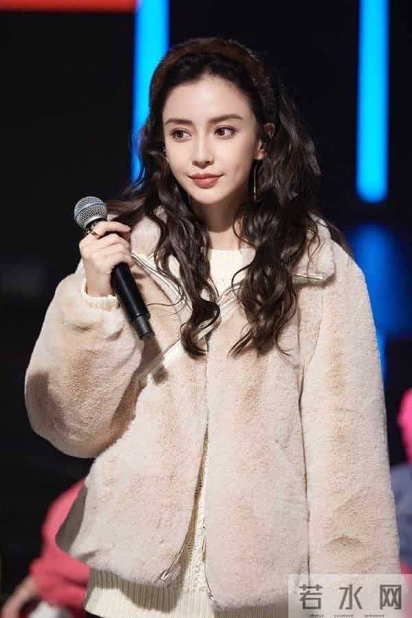 杨颖造型又有新话题,跨年晚会三款造型又美又飒,私服才是真功夫