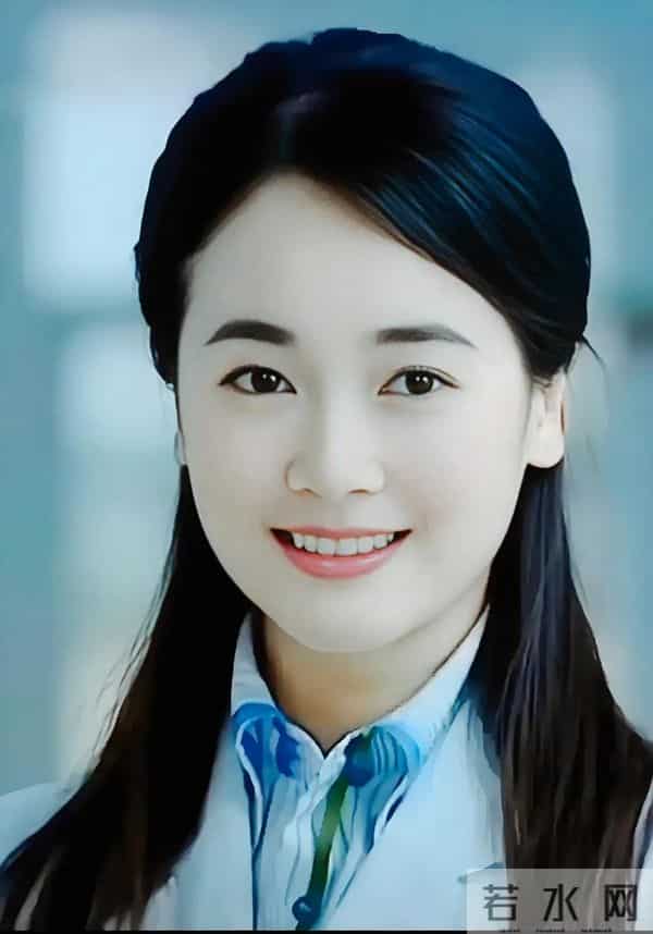 48岁左小青走红毯,礼服不合身超尴尬,状态一言难尽