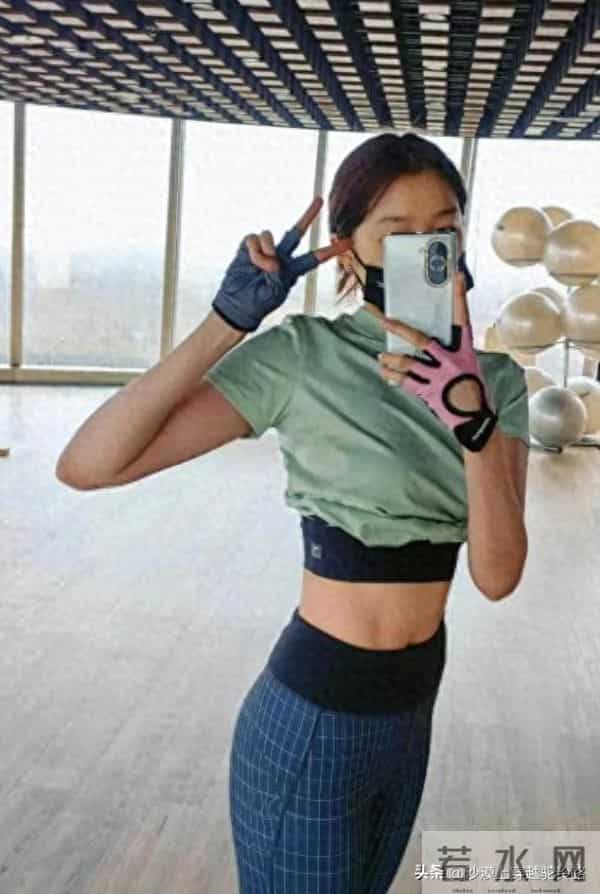 关晓彤健身照太真实!汗流浃背练出蚂蚁腰,原来好身材没有捷径