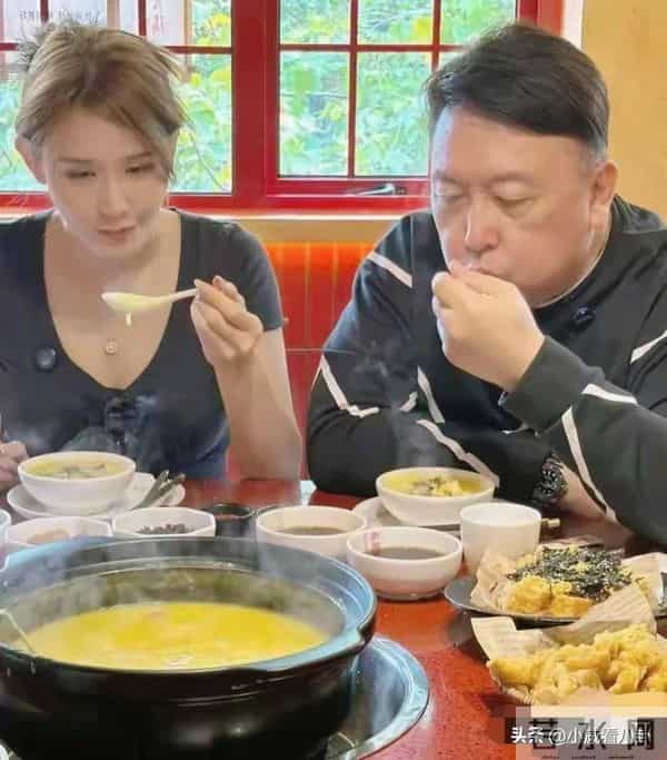 70岁导演王晶带着晶女郎在成都吃火锅,王晶肚子好大 晶女郎身材好