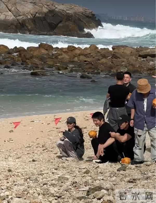 郭碧婷现身三亚情人岛 素颜穿着朴素 怀里抱着椰子 蹲在沙滩上捡石头